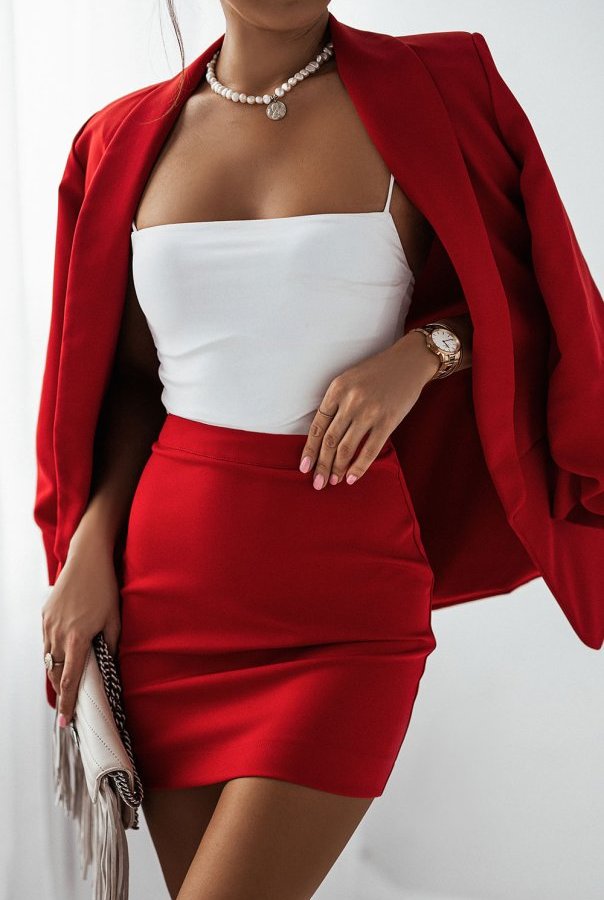 czerwony garnitur ze spódniczką